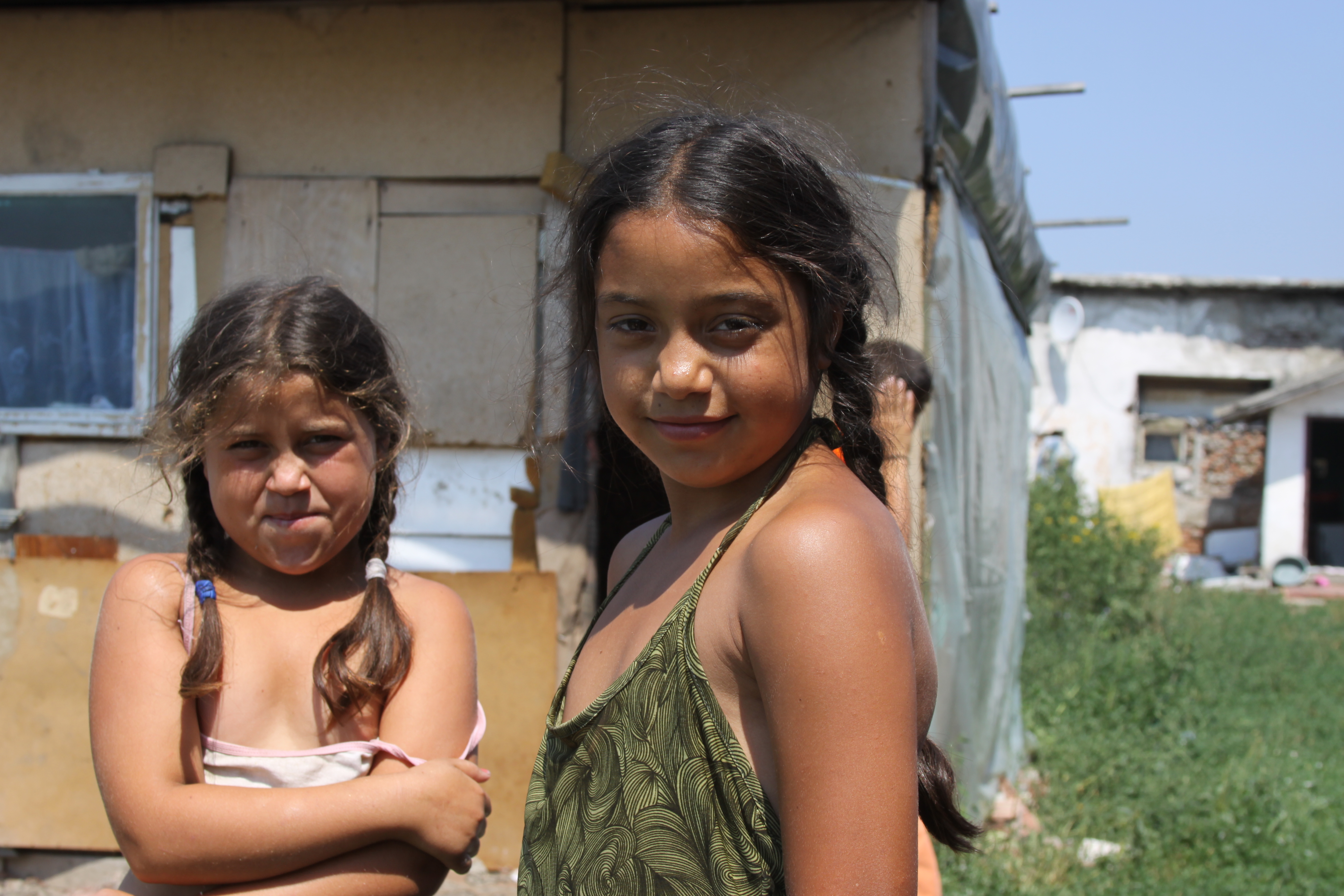 Jeunes filles Rom village de Sarata juillet 2011